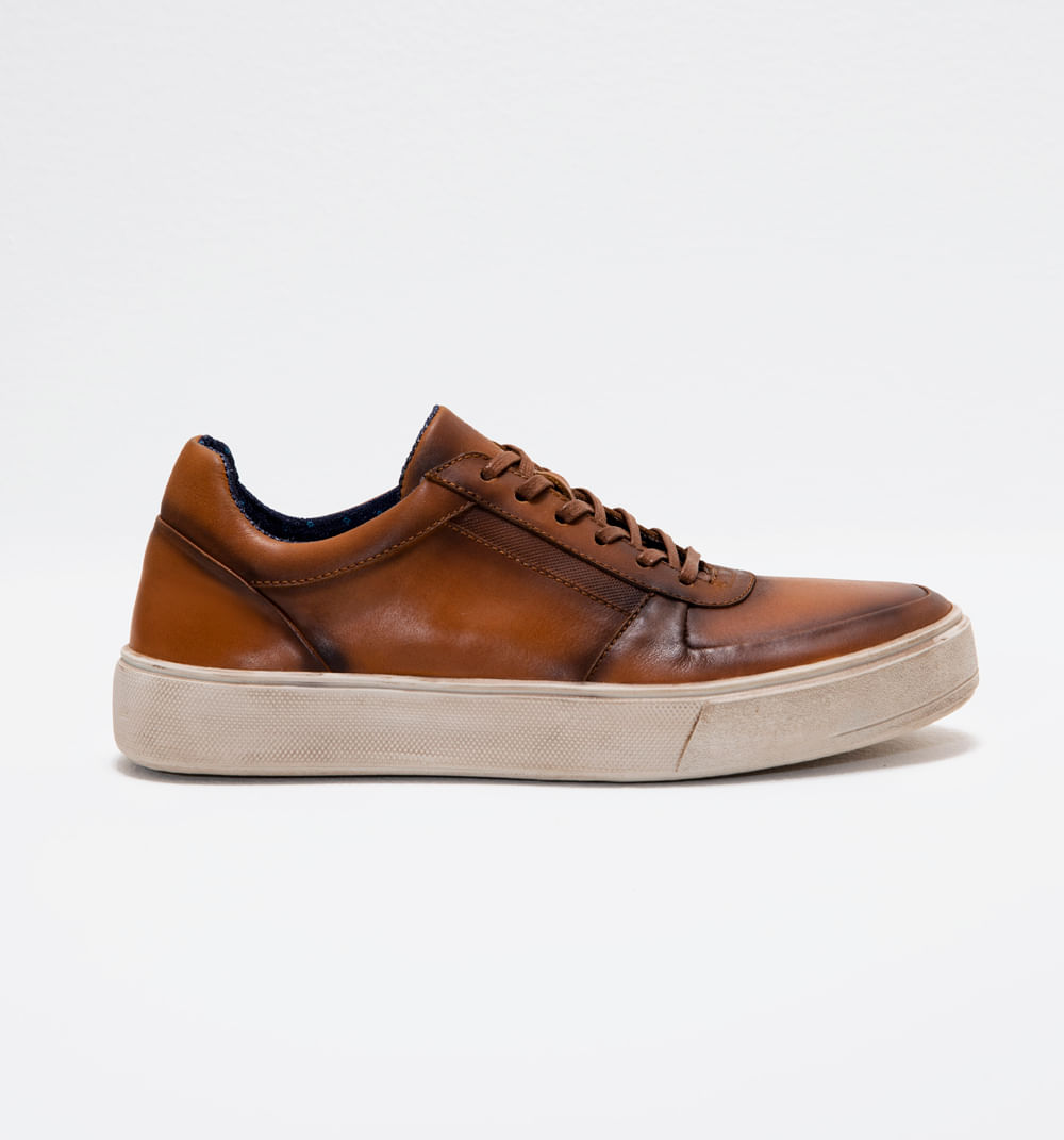 Tenis en cuero con cortes en capellada
