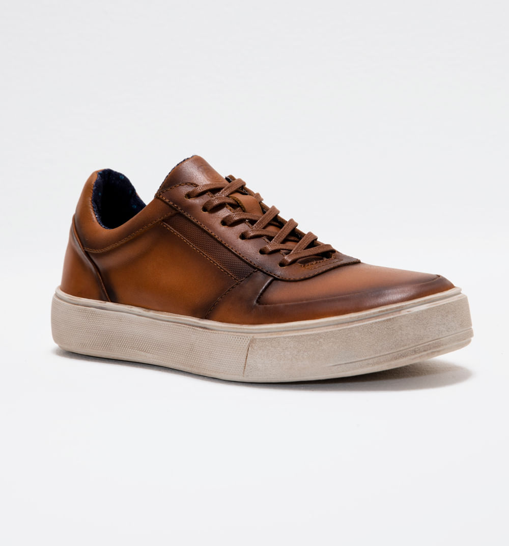 Tenis en cuero con cortes en capellada