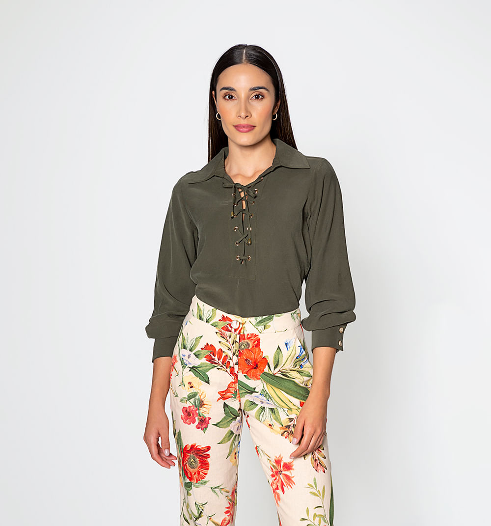 Blusa tipo camisera con manga larga y cr