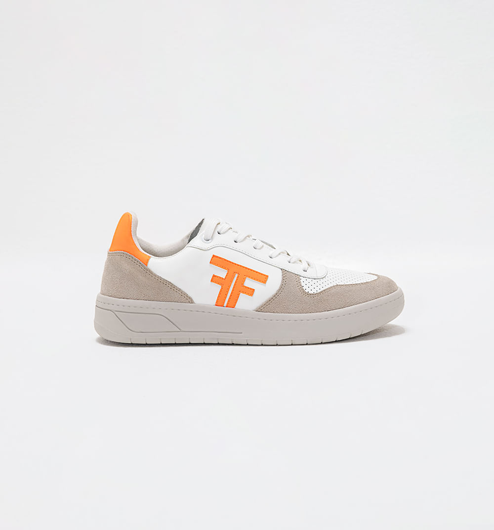 Tenis con logo encontrado en contraste