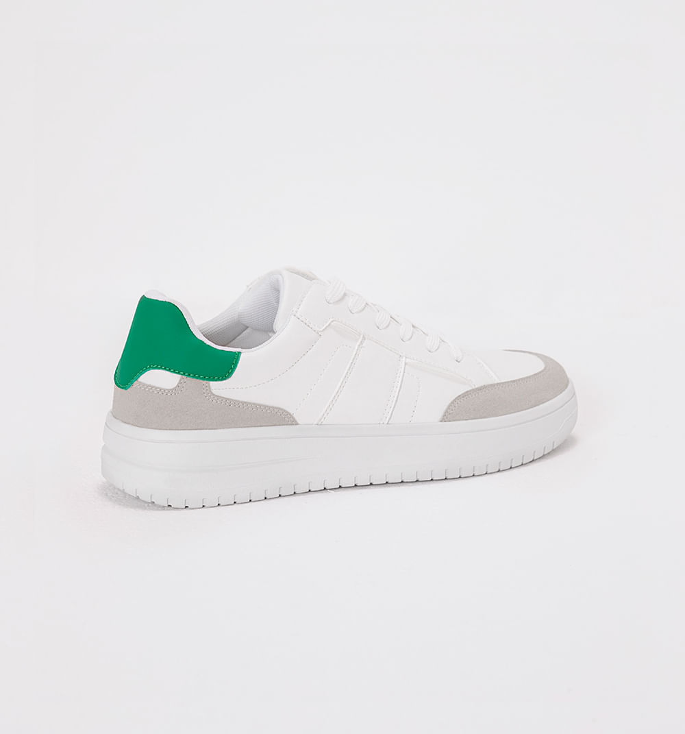 Tenis con corte en capellada