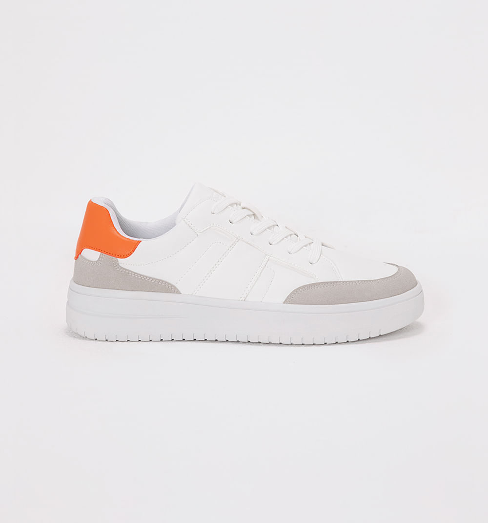 Tenis con corte en capellada