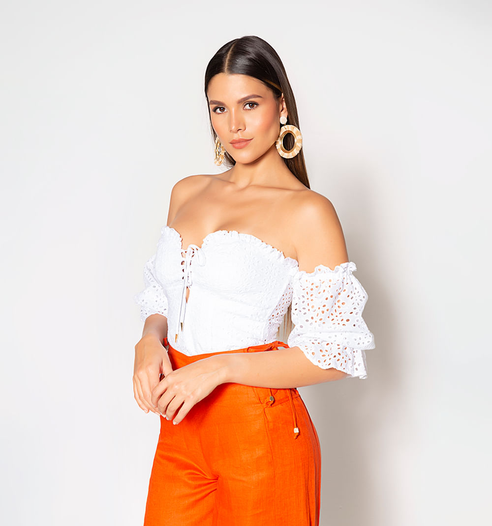 Blusa con detalles fruncidos