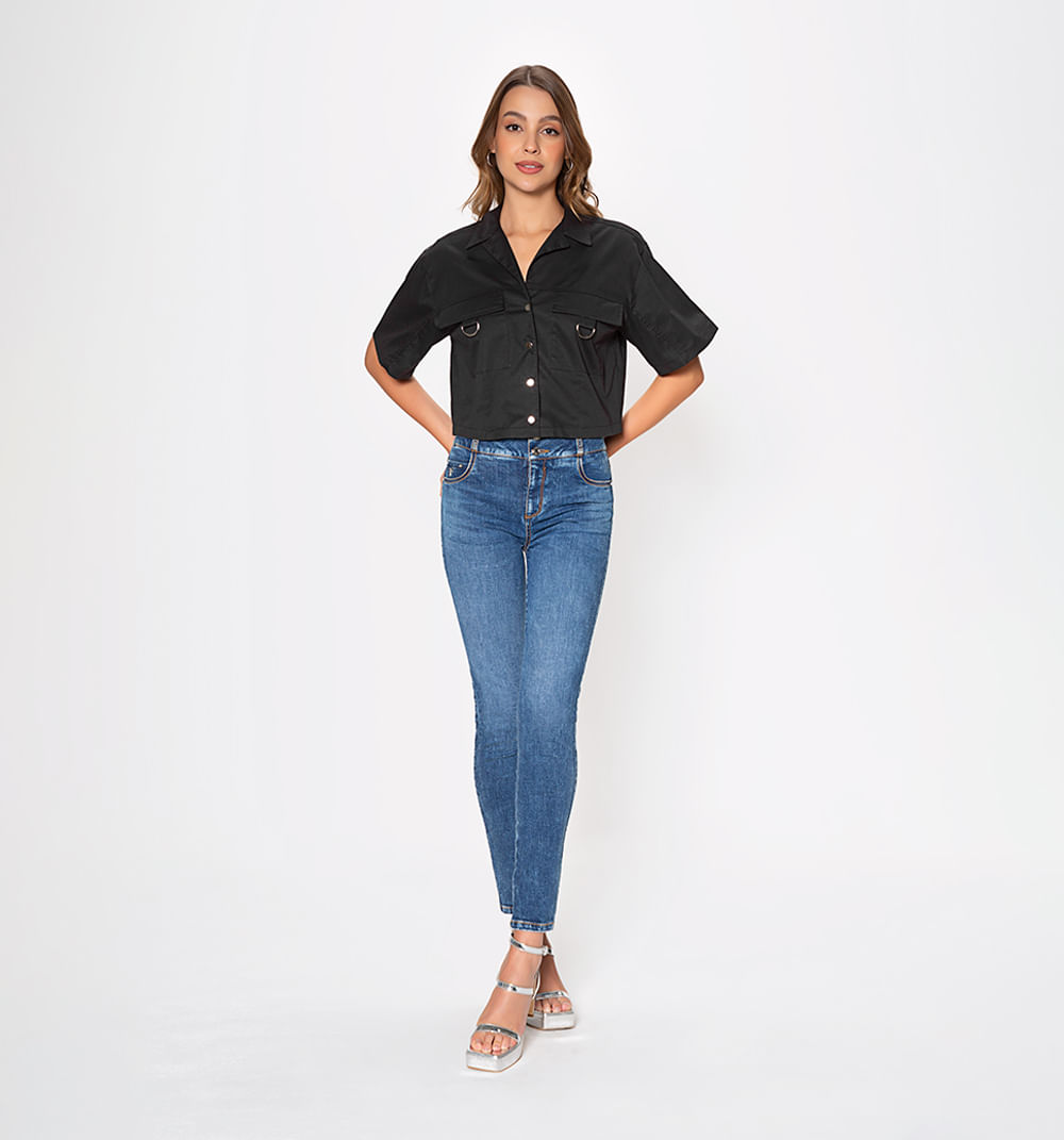 camisa tipo boxy con maxi bolsillos