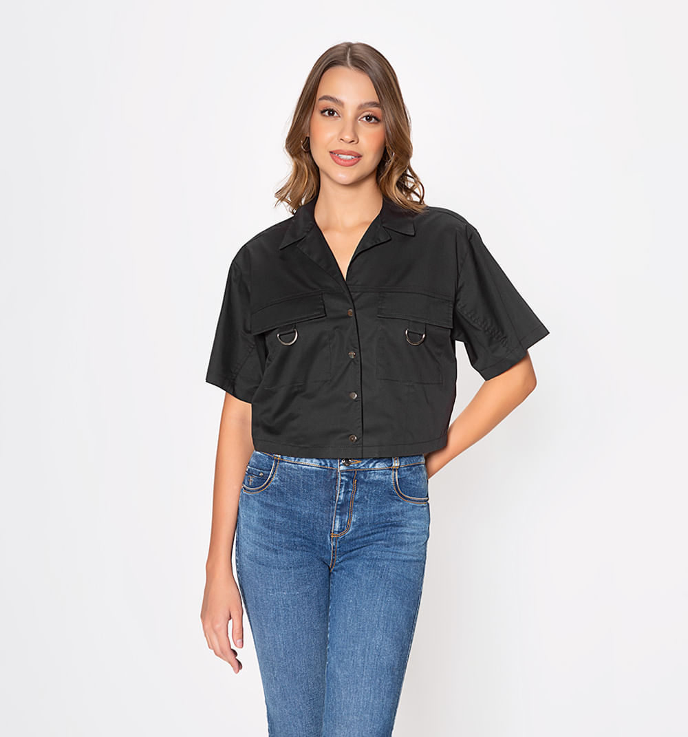 camisa tipo boxy con maxi bolsillos