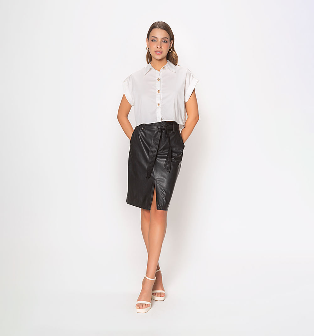 Blusa blanca con botones dorados