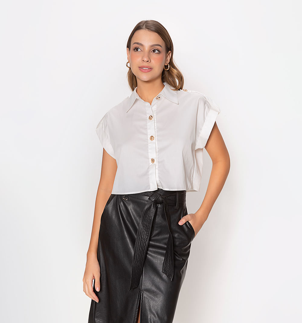 Blusa blanca con botones dorados