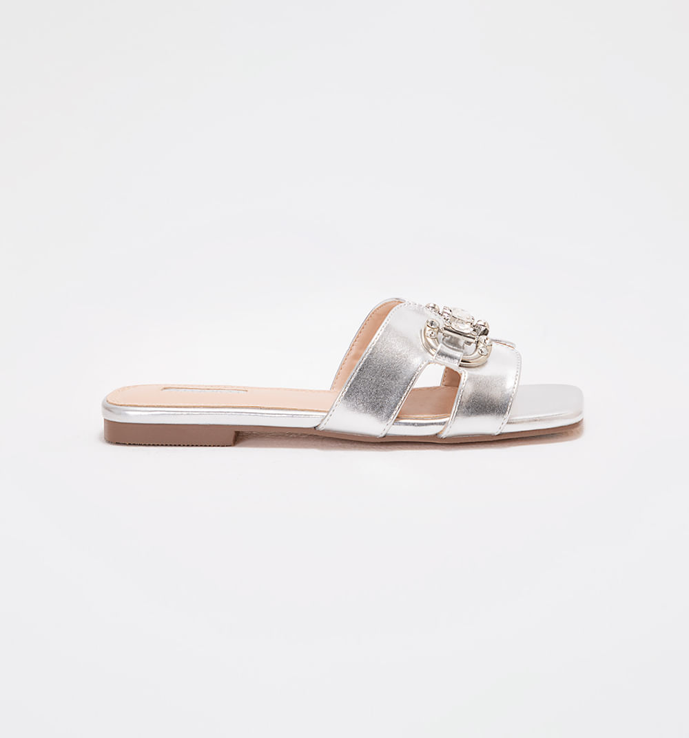 Sandalia plana metalizada con insumo en