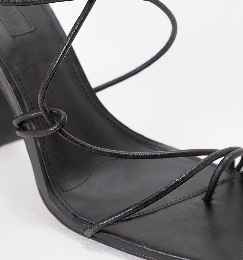 Sandalia tacon de cuero capella tiras