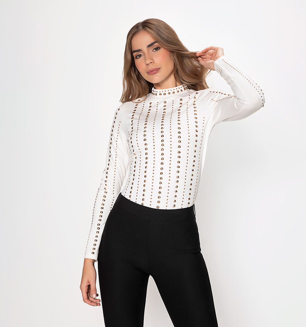 Blusa con apliques metalicos