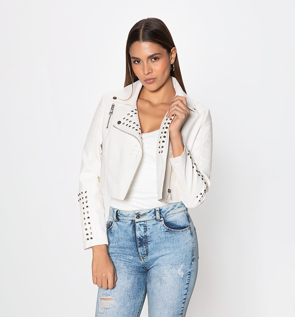 Chaqueta pu con taches en solapa y manga