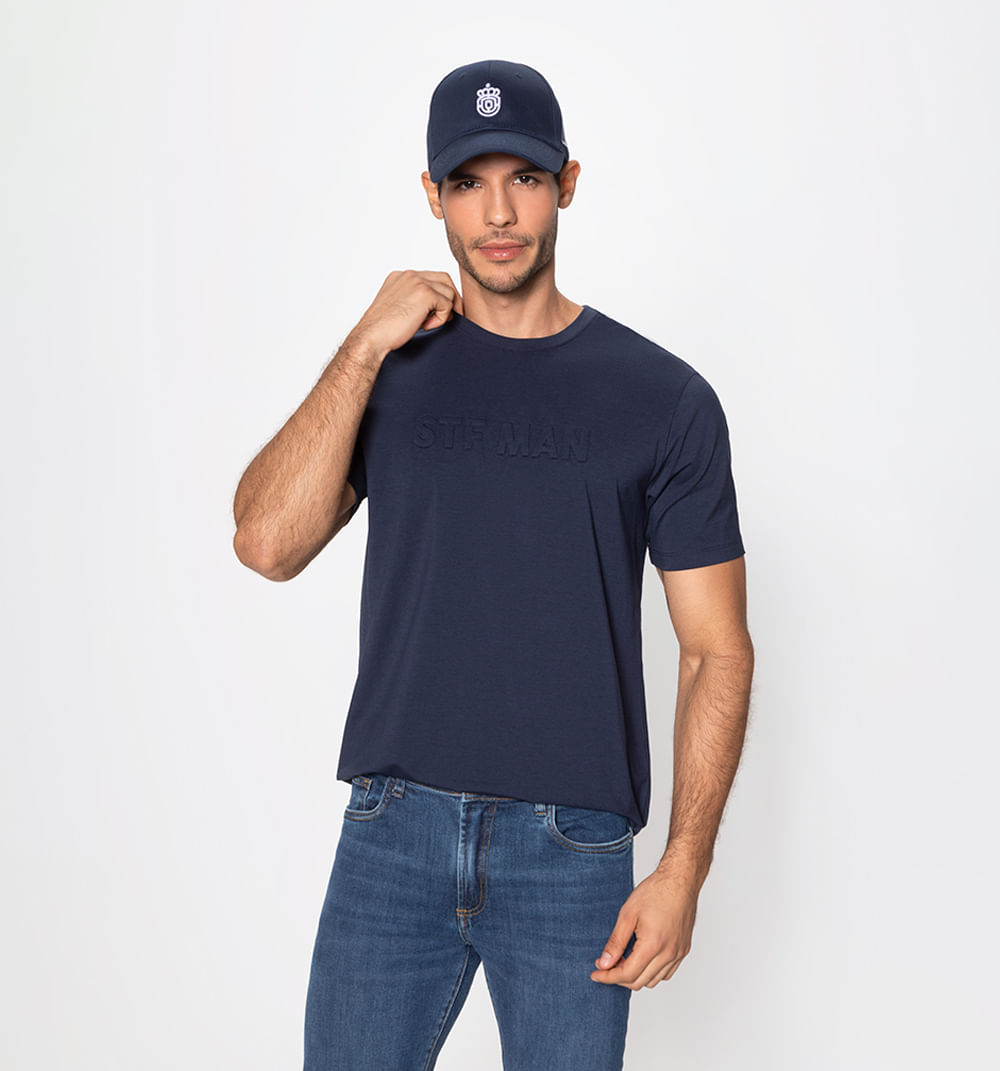 Camiseta con texto en relieve