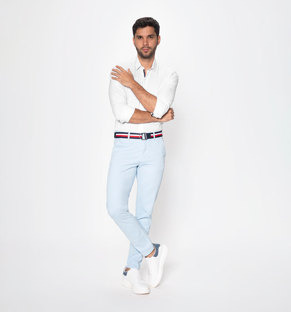 Pantalón tipo chino con correa