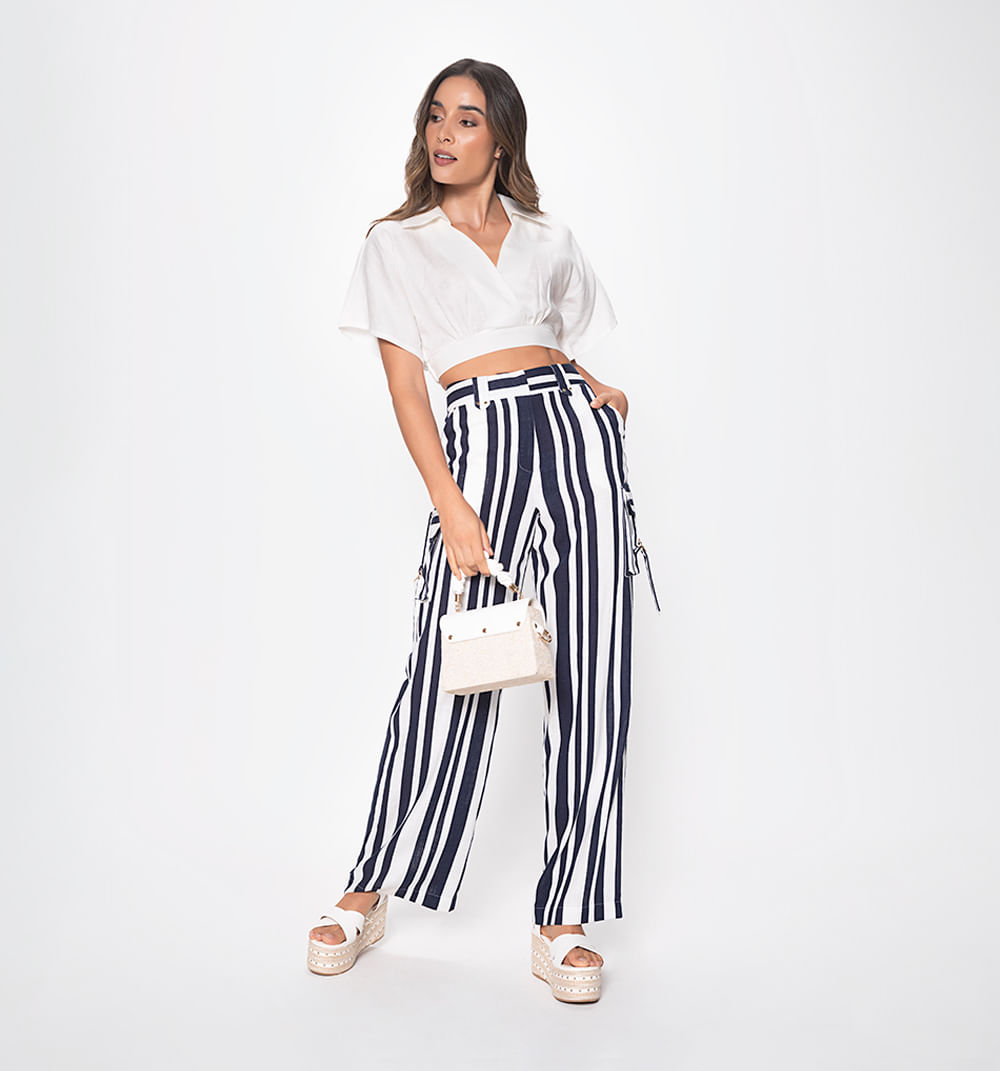 Pantalon palazo con bolsillos en costado