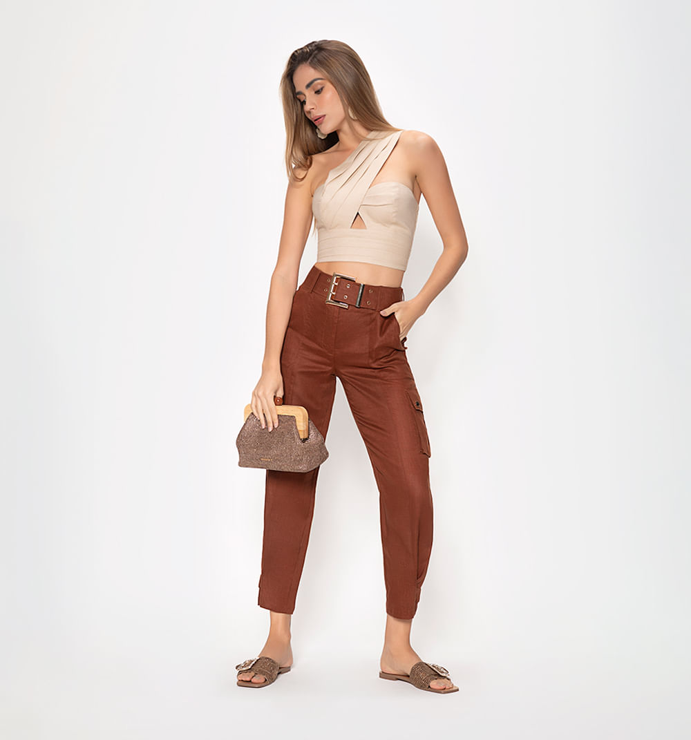 Pantalon tipo cargo con detalle en bota