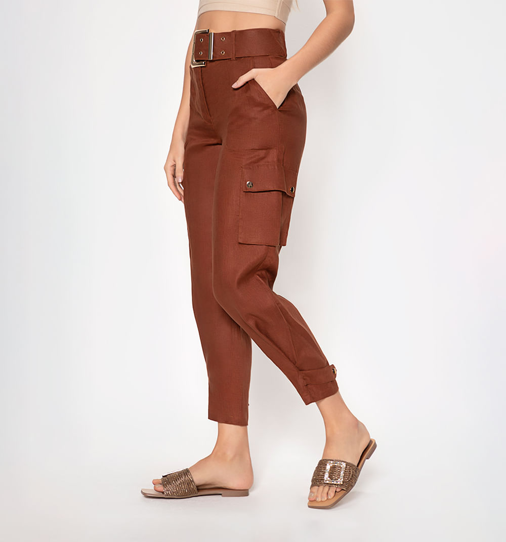 Pantalon tipo cargo con detalle en bota