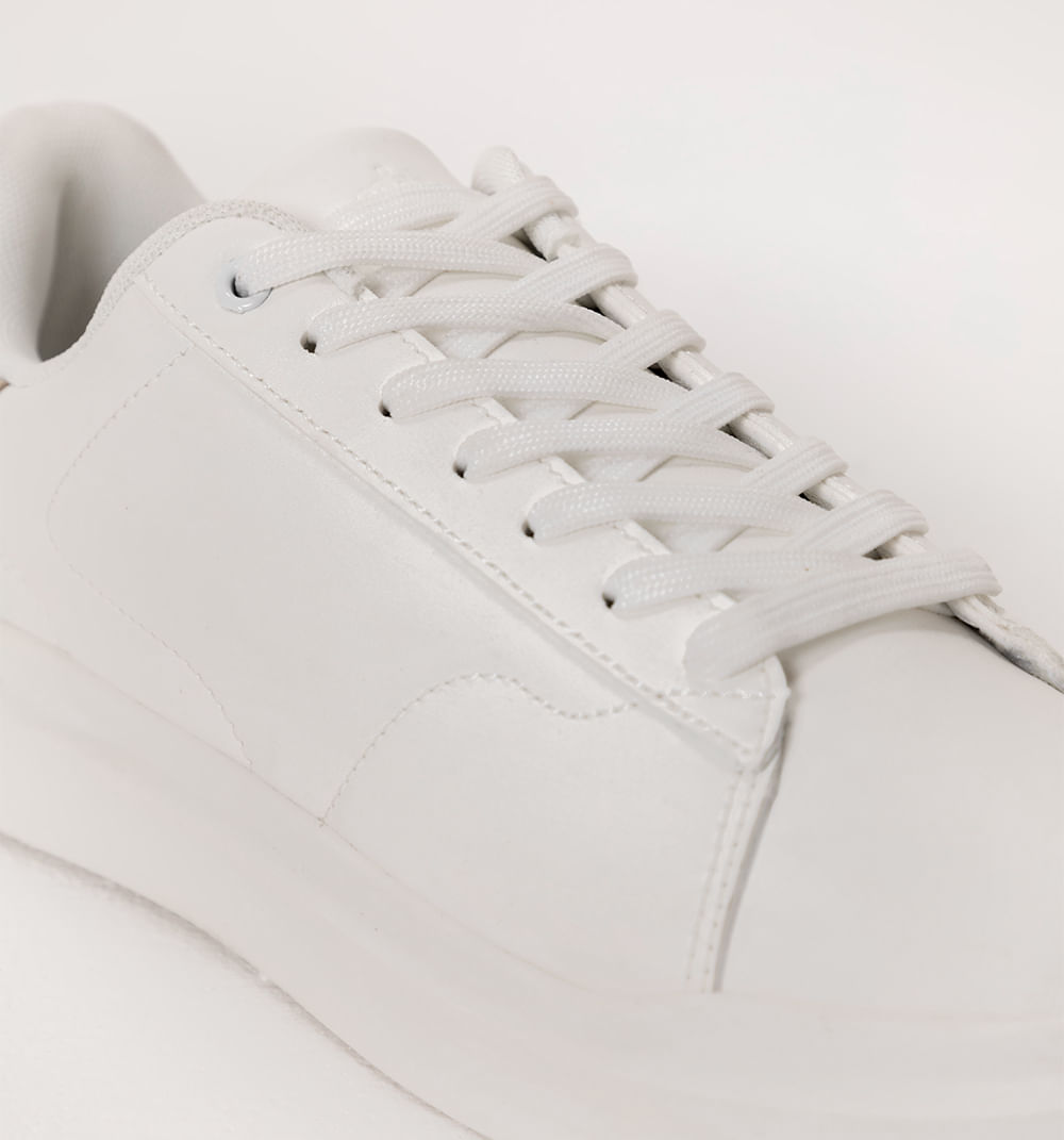 Tenis en contraste color ojal