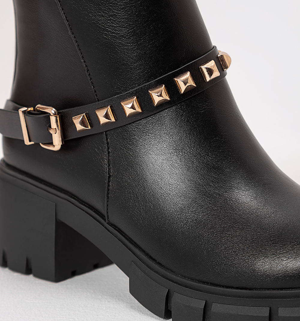 Botín con herraje cadena y taches