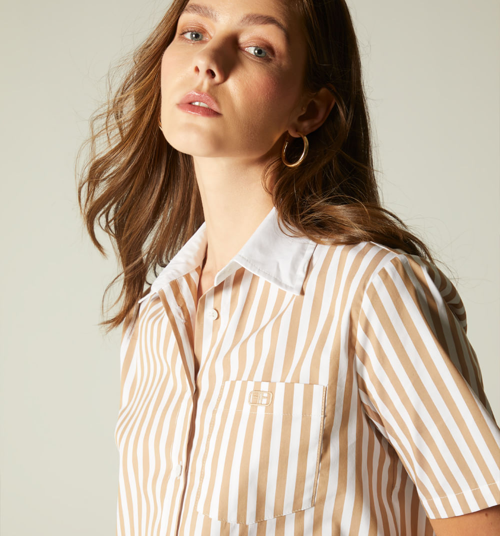 Crop top manga corta  cuello combinado