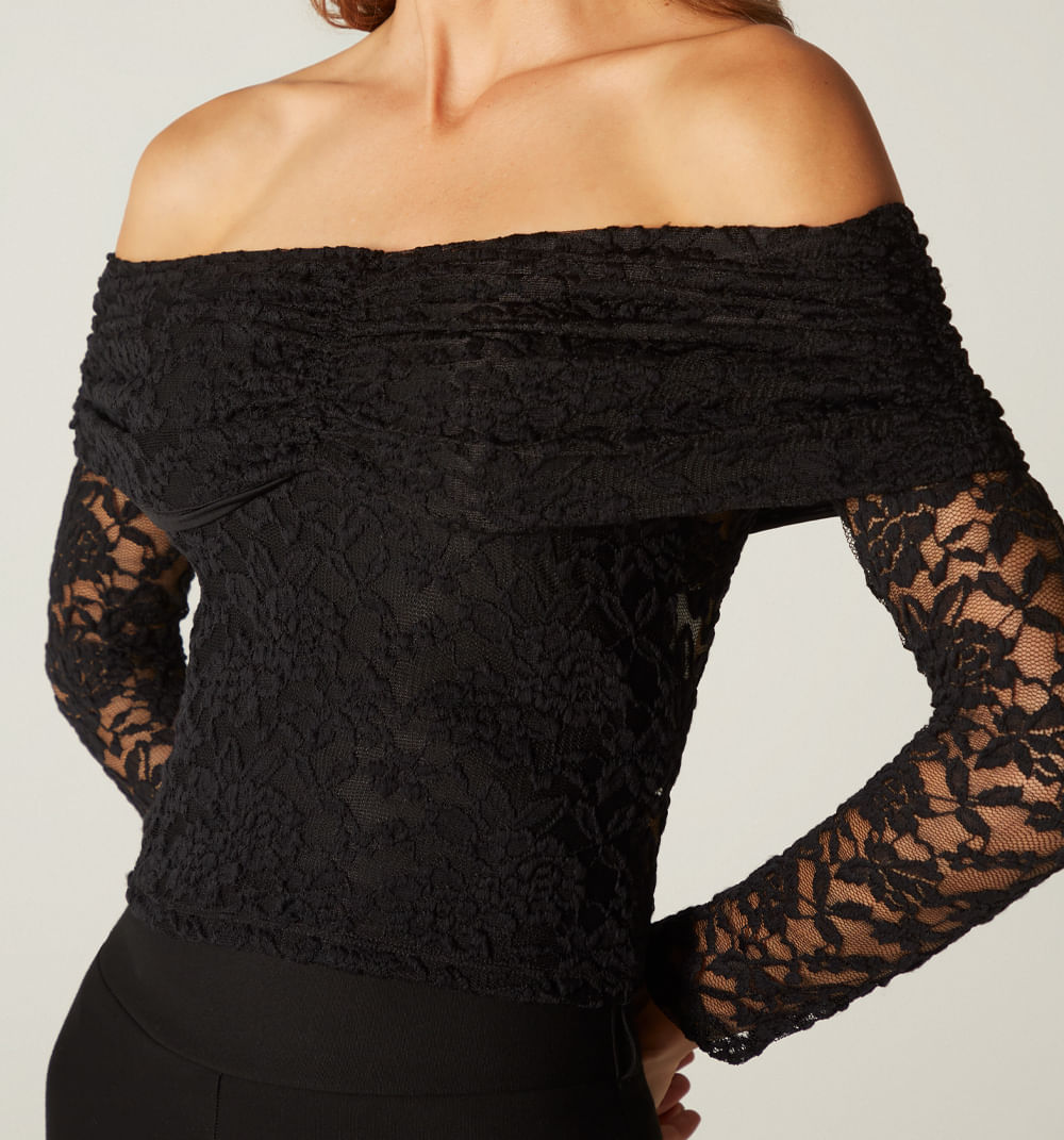 Blusa en blonda escote bandeja manga lar