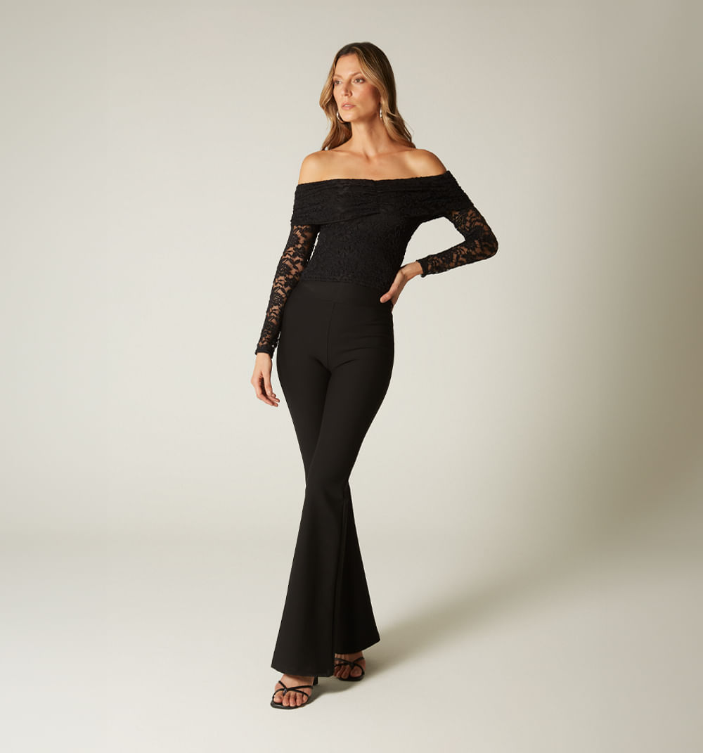 Blusa en blonda escote bandeja manga lar
