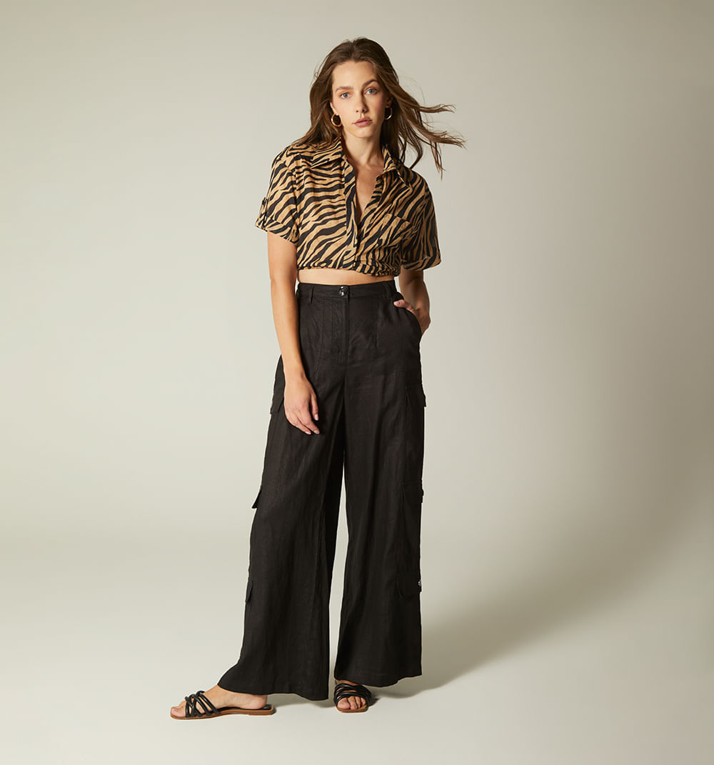 Pantalon tipo cargo con brochess