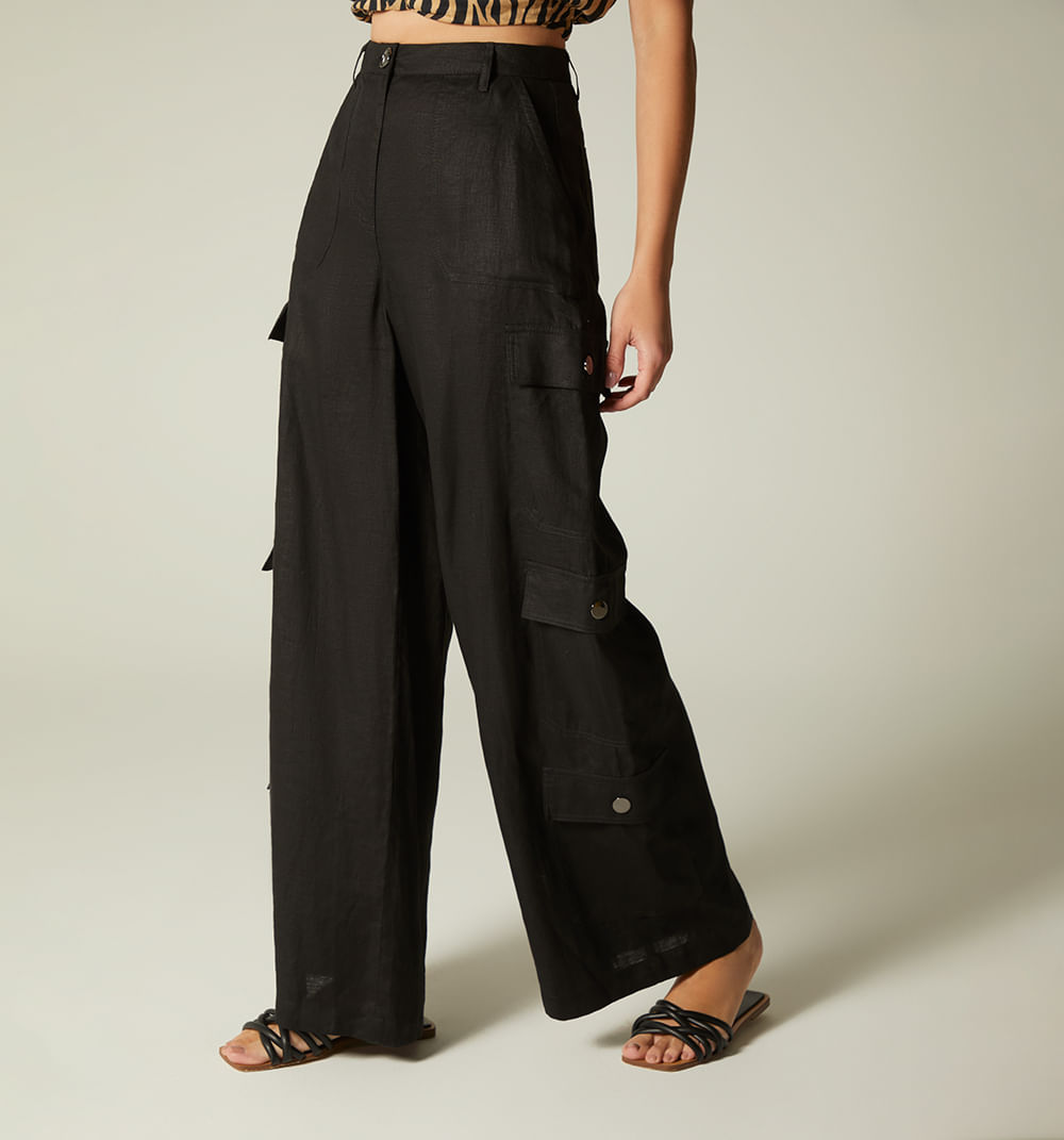 Pantalon tipo cargo con brochess