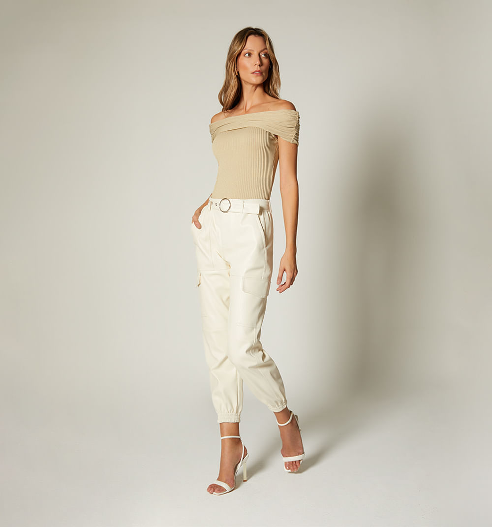 Pantalon tipo cargo en cuero sintetico c