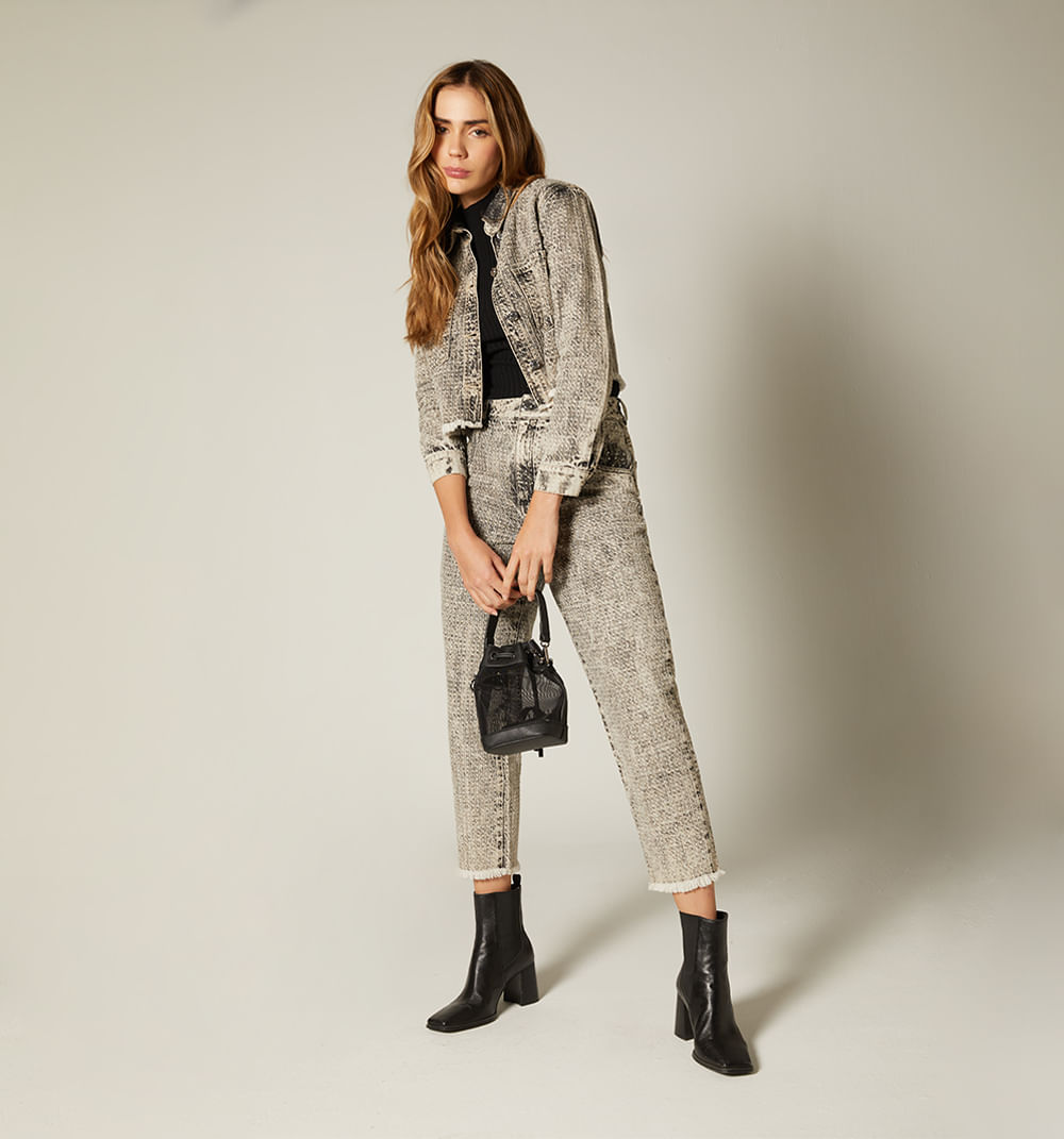 Chaqueta denim corta con apliques