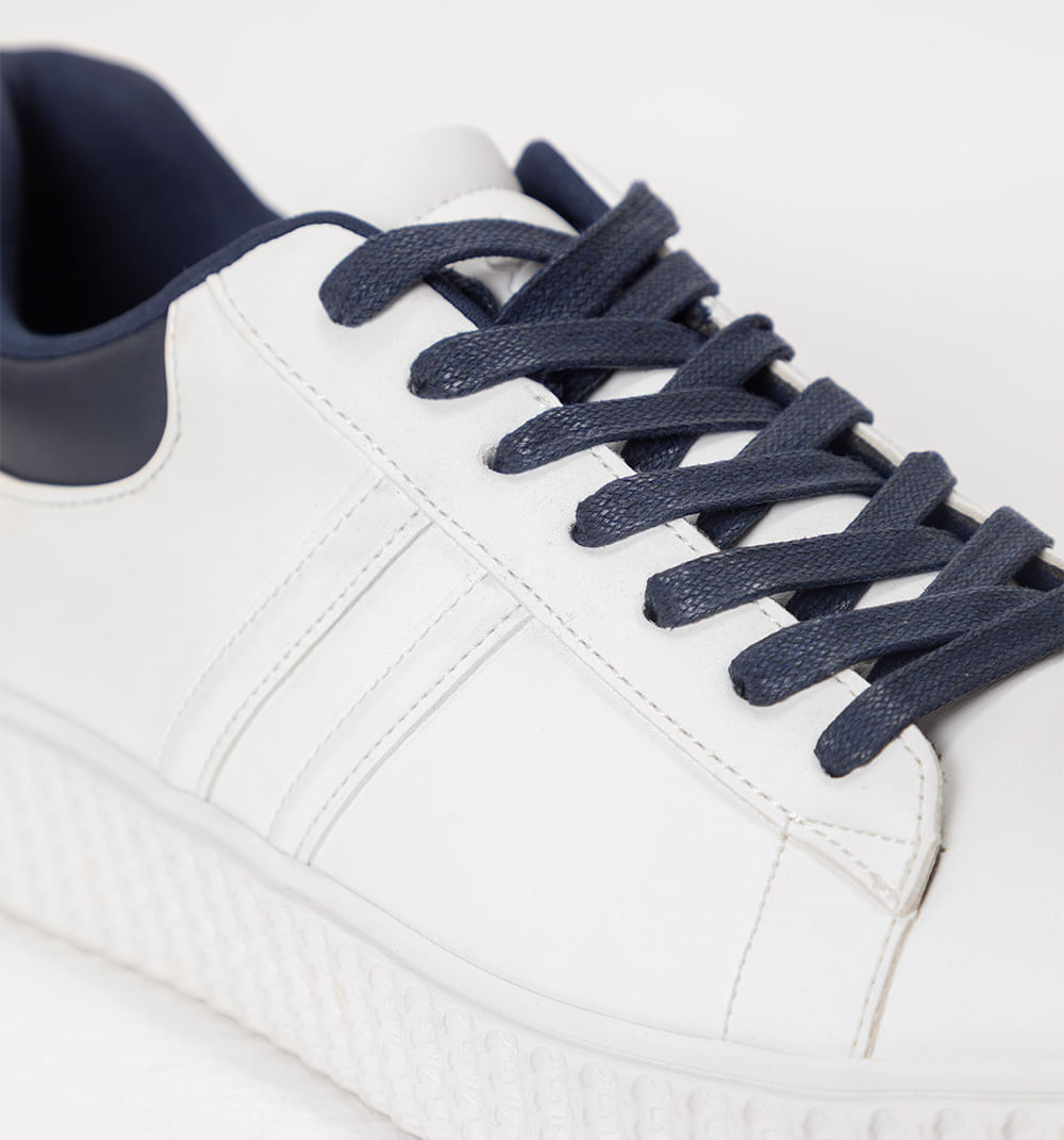 Tenis para hombre con logo repujado