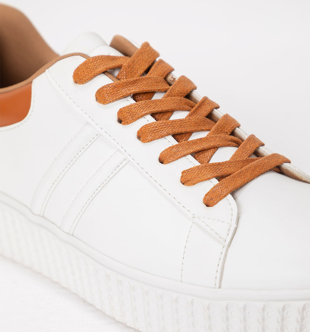 Tenis para hombre con logo repujado