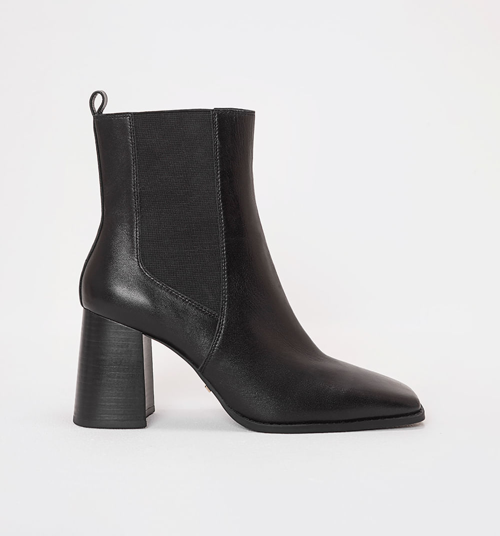 Bota caña media con elastico y punta cua