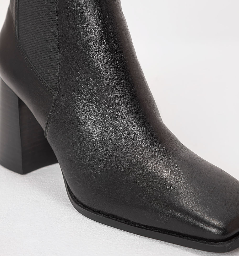 Bota caña media con elastico y punta cua