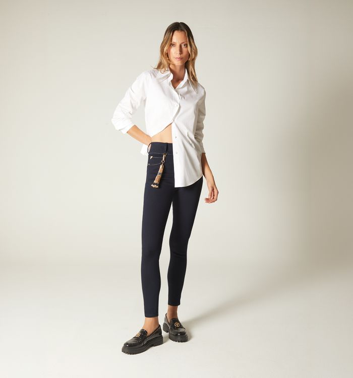 Jean ultraslim, cinco bolsillos, tiro su