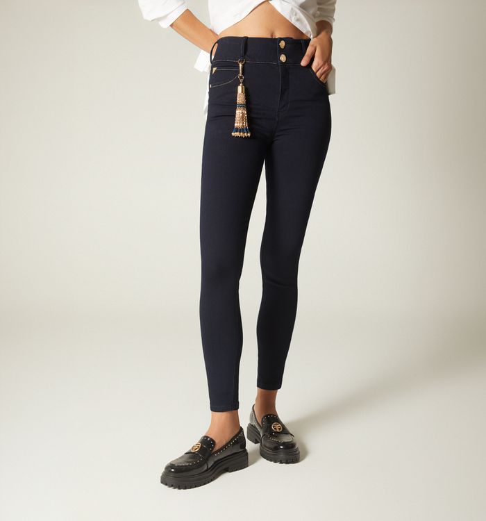 Jean ultraslim, cinco bolsillos, tiro su