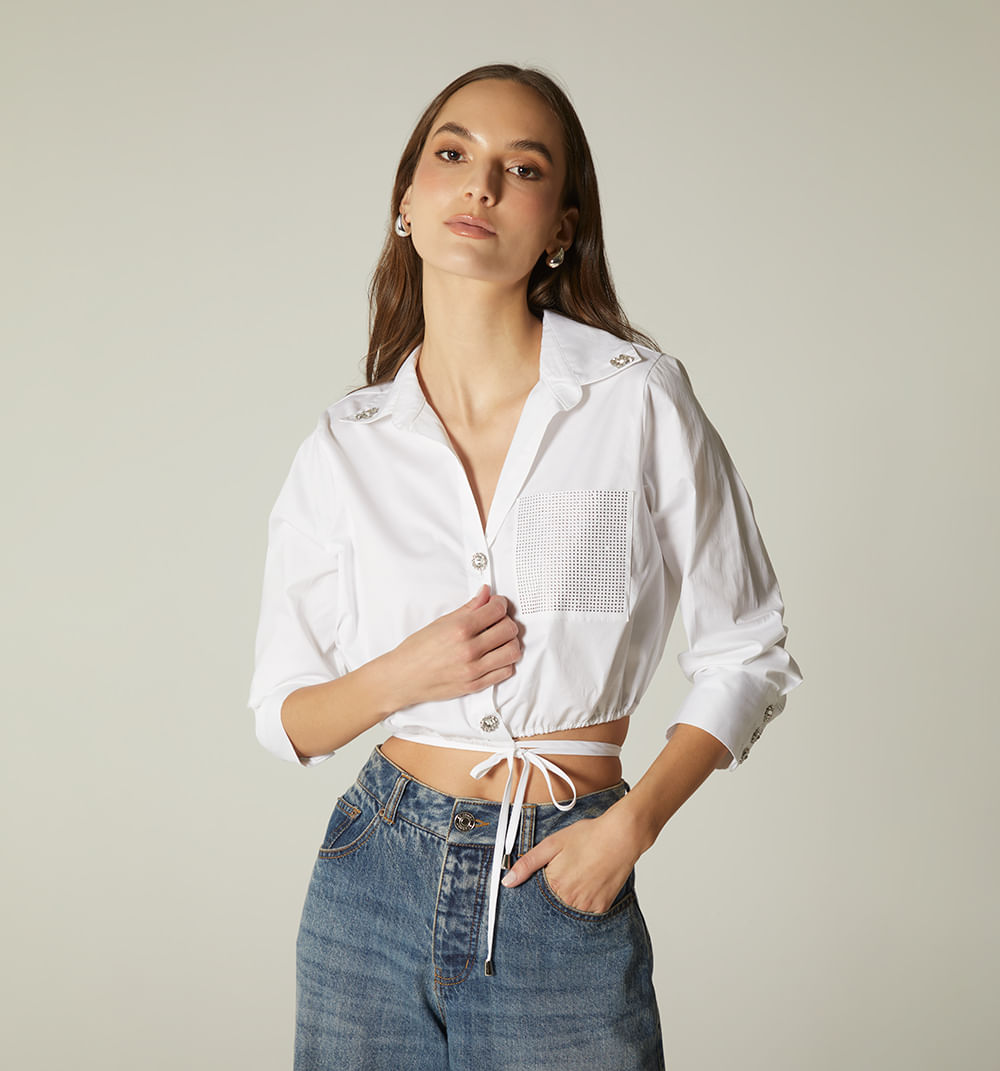 Blusa camisera crop con detalles de cris