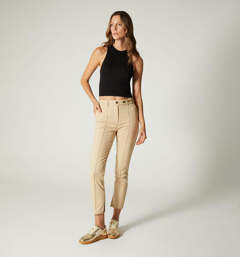 Pantalon tipo chino con abertura en bota