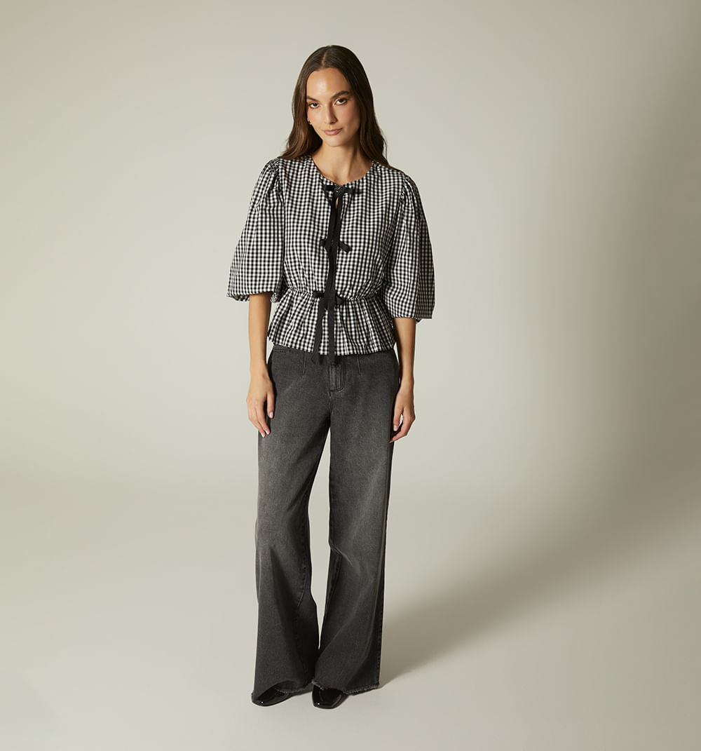 Blusa con tiras en el frente