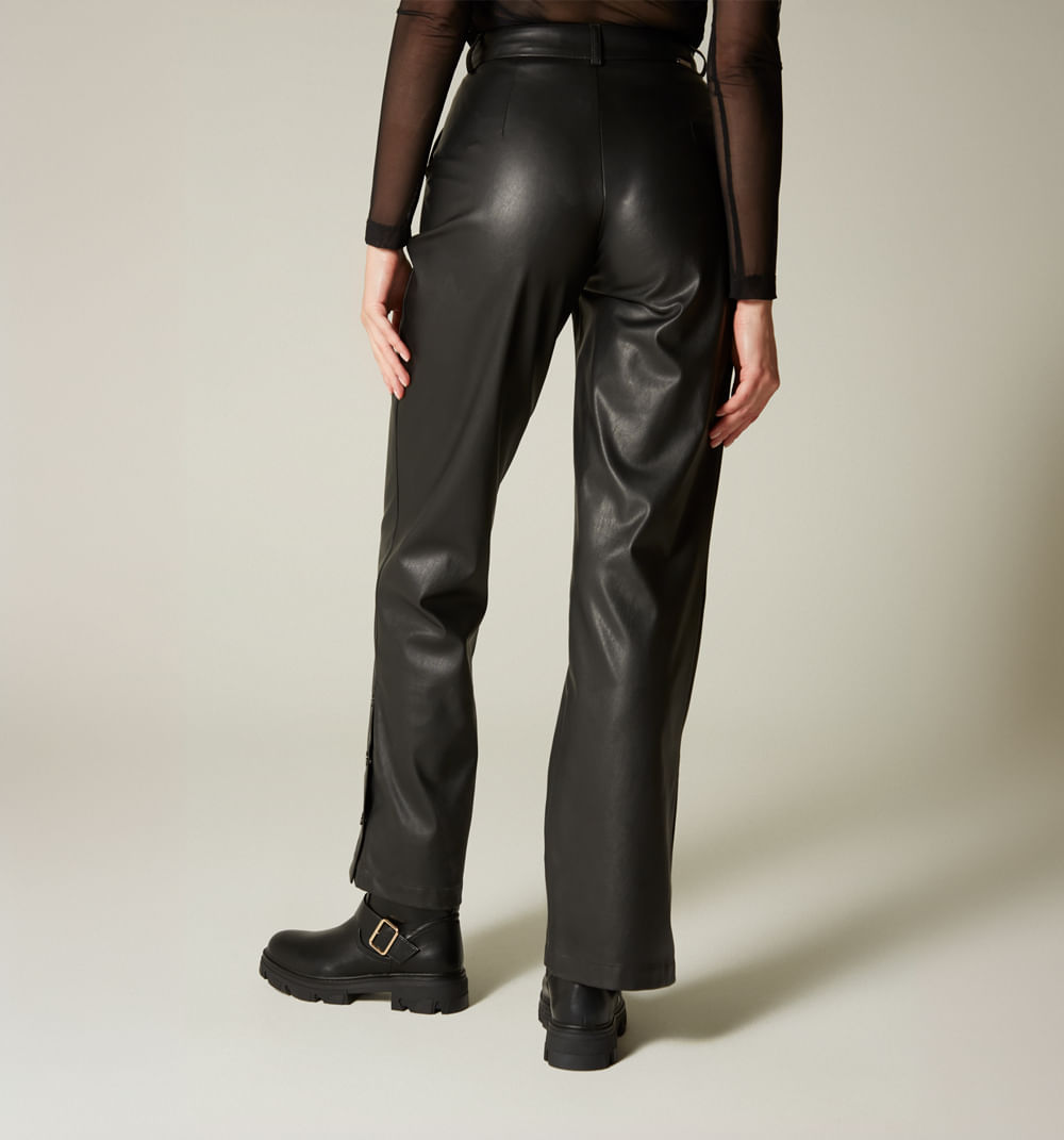 Pantalon tiro alto con detalle en bota