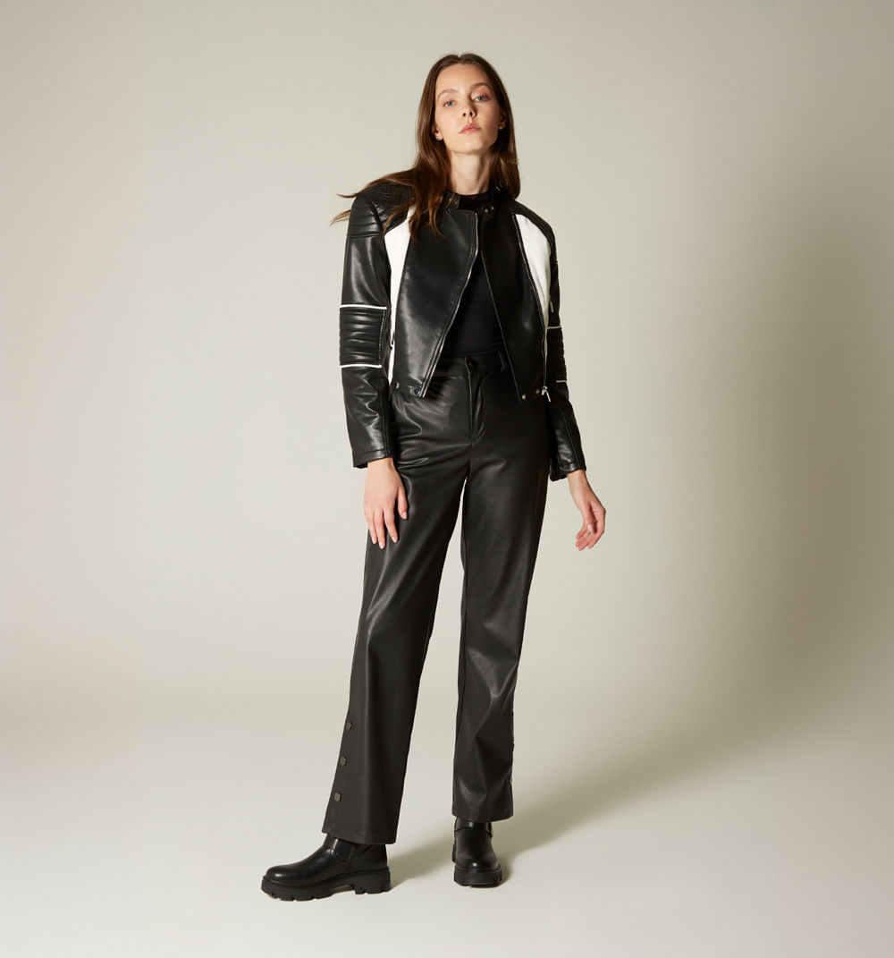 Pantalon tiro alto con detalle en bota