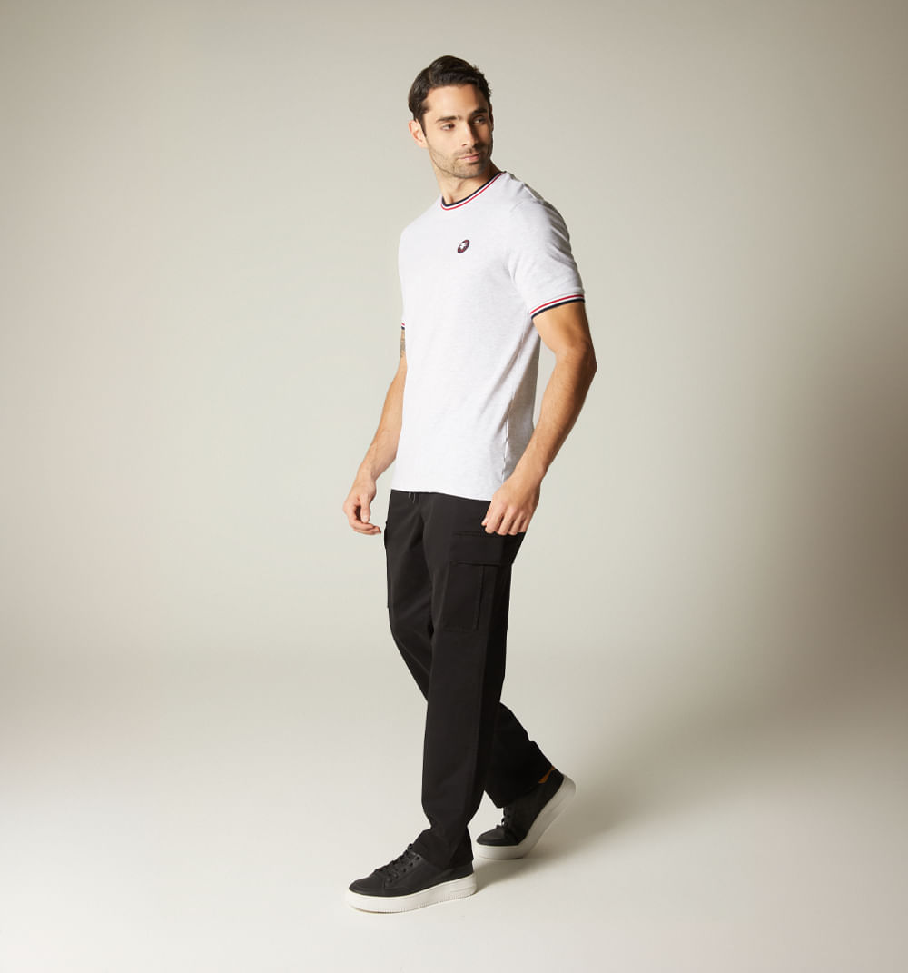 Pantalon de hombre cargo con placa