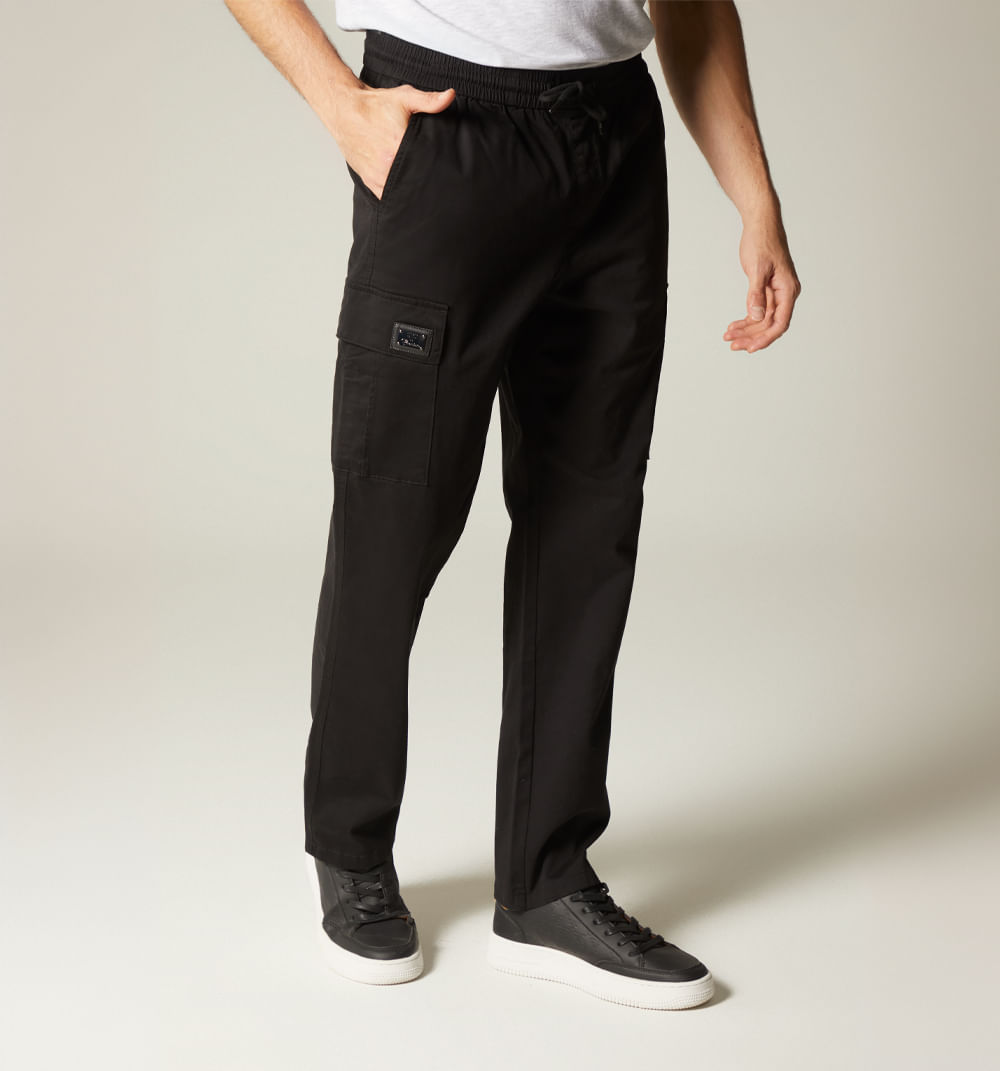 Pantalon de hombre cargo con placa