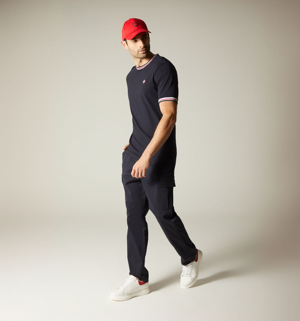 Pantalon de hombre cargo con placa