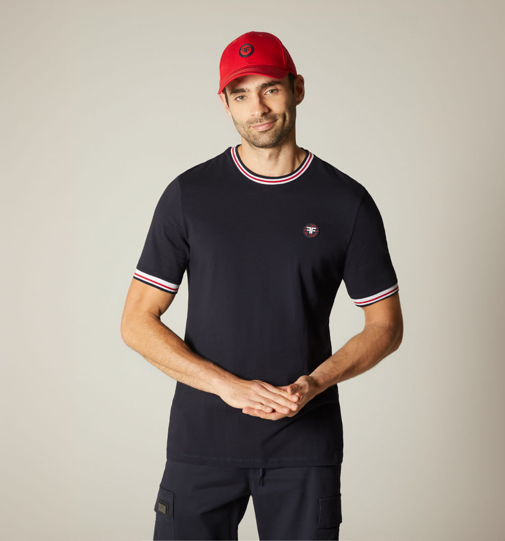 Camiseta para hombre con bordado cuello redondo