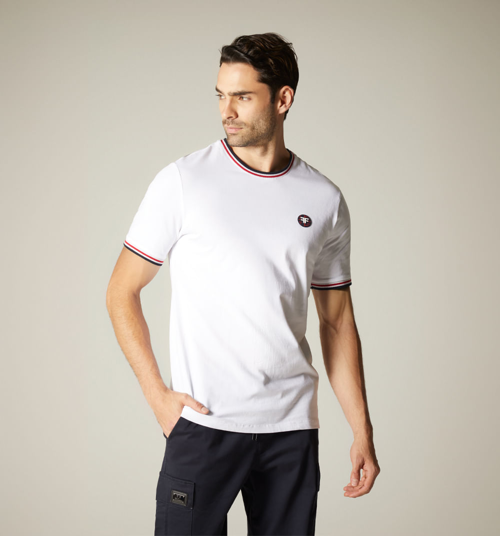 Camiseta para hombre con bordado cuello redondo