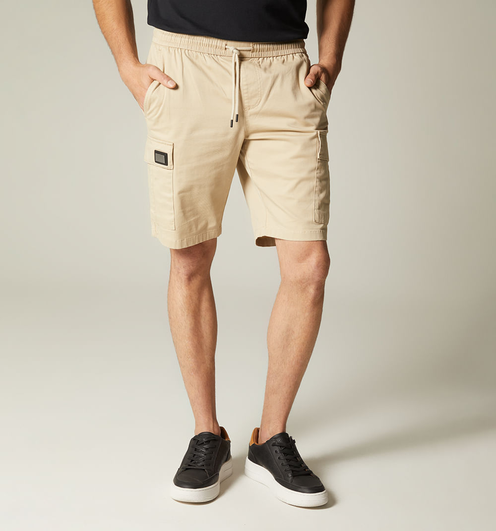 Bermuda para hombre cargo con placa