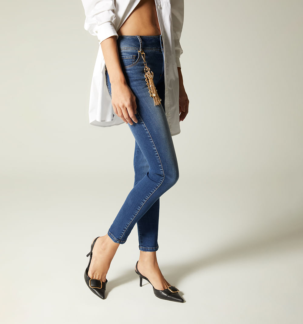 Jean  skinny tiro medio,cinco bolsillos, con borla