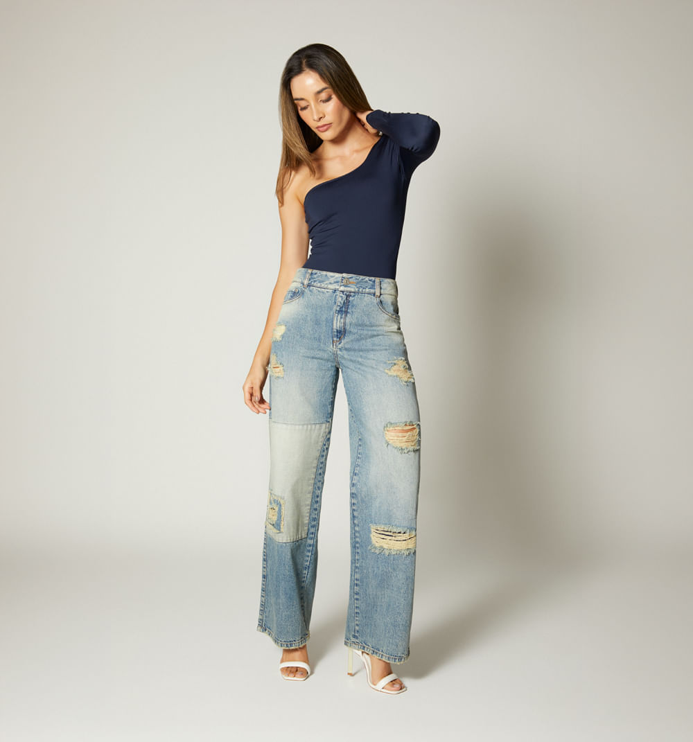 Jean loose fit, cinco bolsillos, rotos y parches