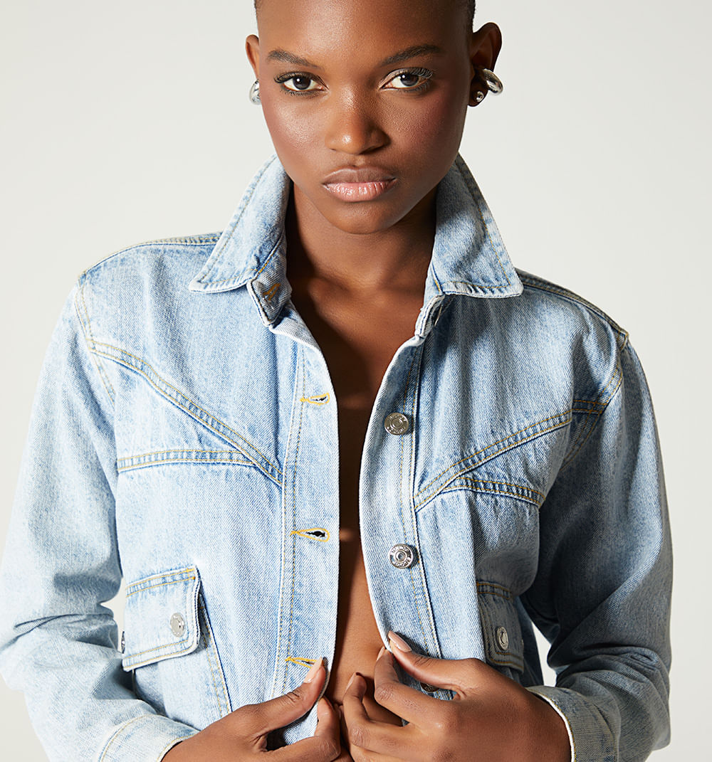 Chaqueta cortes, con bolsillos y elastic