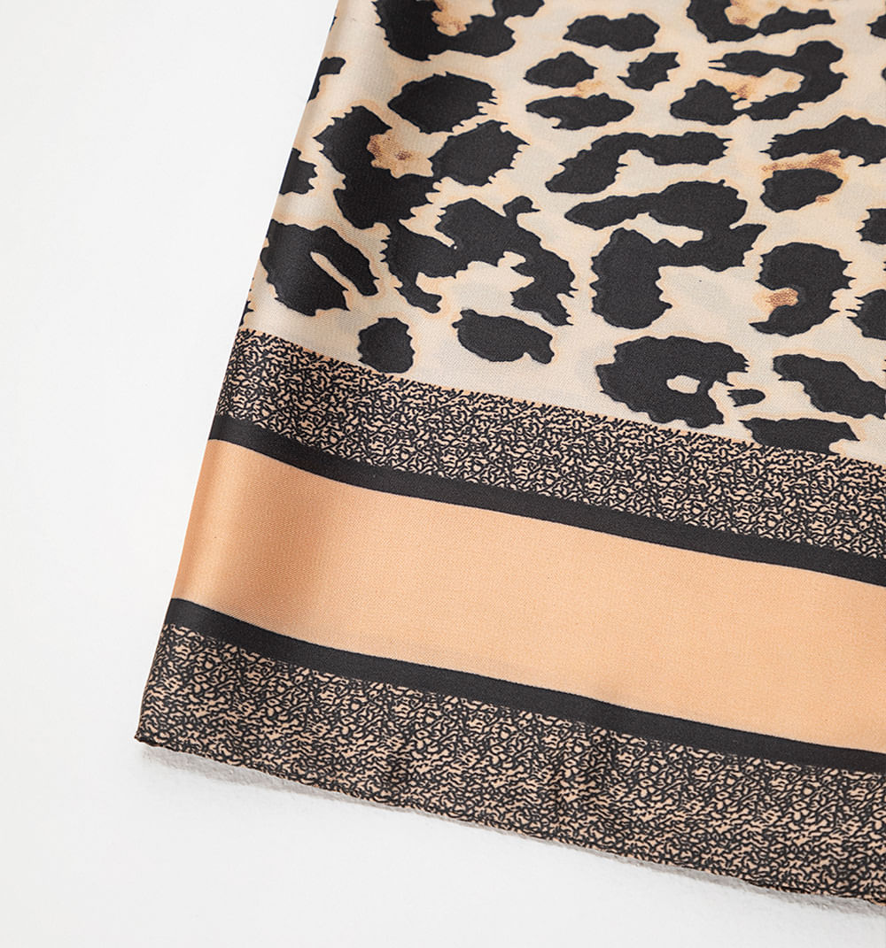 Pañuelo animal print con cenefa